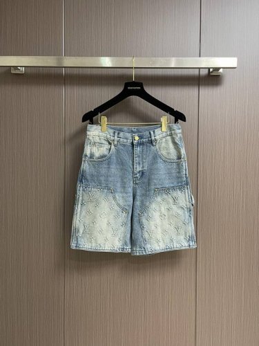 Lv 压花浮雕牛仔短裤，整体采用Monogram压纹工装元素，拼接结构和尖角口袋压印元素提花细节对位，浮雕压花纹路清晰，口袋双走线做工，线迹细密匀称规整，五处压