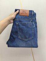 巴宝莉。2025春夏最新推出男士牛仔裤新品！重工水洗牛仔面料，定制面料和一般牛仔布料比起来，更加柔软舒适！超重工洗水工艺 双工艺洗水 整条裤子，手感舒适，细腻程