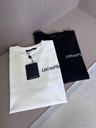 Lv驴牌25Ss春夏新款平纹针织棉布圆领短Tee，男女同款反光涂鸦标识宽松休闲短袖T恤衫！V家新款T恤以其卓越的面料、独特的设计以及精湛的工艺，成为了时尚界的一