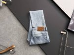 LV*2025Ss新季牛仔裤、重工水洗休闲牛仔裤，进口原版水洗弹力面料，舒适有弹性，独特设计，版型超正，舒适透气，档次极高，专柜品质，上身帅气十足，码数：28-