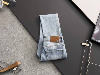 LV*2025Ss新季牛仔裤、重工水洗休闲牛仔裤，进口原版水洗弹力面料，舒适有弹性，独特设计，版型超正，舒适透气，档次极高，专柜品质，上身帅气十足，码数：28-