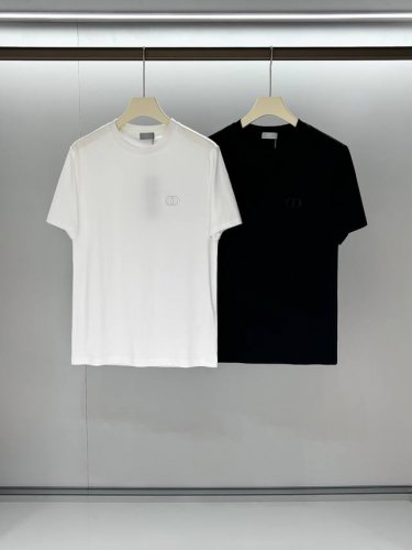 合照细节 2025夏季圆领短袖 经典Logo标识精致升级，原版面料 官方同款 短袖T恤 定制同缸染面料 手感非常舒服 春夏砖柜同步 时尚又个性 超级百搭好看 男