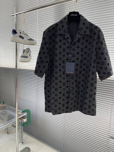 上衣 短裤 -驴牌 25Ss新款桑蚕丝短袖马球衫以 Monogram 提花呈现莹亮波纹质感，再为两侧裤腿点缀针织饰带，可与同款短裤共筑日夜皆宜的学院风造型。Ma