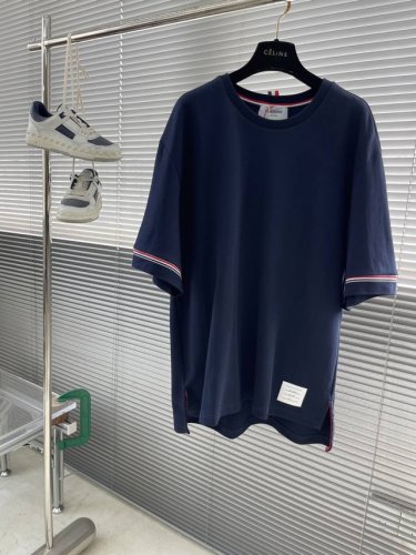 tb Thom Browne 标签短袖 定制定染潮韵精棉双面幻织 富有质感 色泽饱满 舒适贴肤 深蓝雅韵 简而不凡 Tb独特印记标签点缀于下摆处 织带为缀 如同