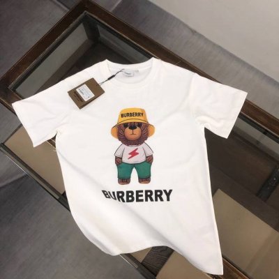 Burberry 24Ss夏季新款圆领短袖T恤 270克重磅高端纯棉面料 手感质感都极完美 修身裁剪设计干净利落 时尚又好看 走线做工非常精致 版型效果超赞 而