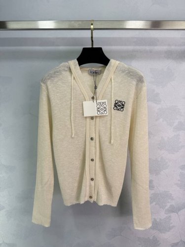 loe*V领连帽针织开衫，胸前黑色刺绣Logo，简约设计，百搭单品。经典又耐看。1色3码Sml 。T226B