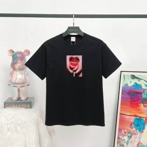 款号:Q11 # supreme Fw24 秋季T恤系列 Week8 Lollipop Tee 品牌Logo图案印花舒适圆领短袖T恤 男女同款 宽松版型 采用2