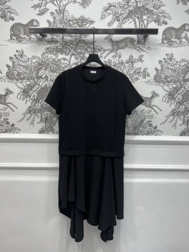 Lw家25春夏新款 圆领短袖拼接不规则连衣裙 收腰不规则裙摆 上身也是十分减龄显瘦 日常通勤都可以 一色三码 Sml