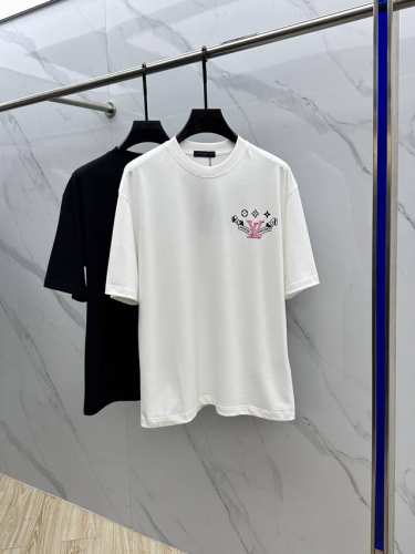 lv*路易威登 2025Fw春夏新品圆领微阔打底外穿T恤，立体Logo提花满印，手感面糯有骨感，柔而有韧性。工艺处理，韧性和抗皱性能得到大幅度提高。胸前Logo