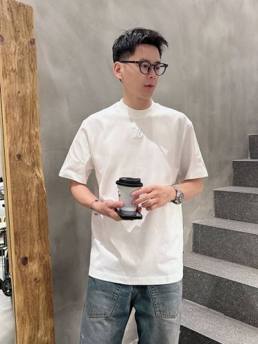 Lv 2025春夏 最新款短袖T恤，原标 定制面料，手感柔软，穿着舒适，立体绣花.做工精细.上身效果无敌帅气， 码数 S-2Xl