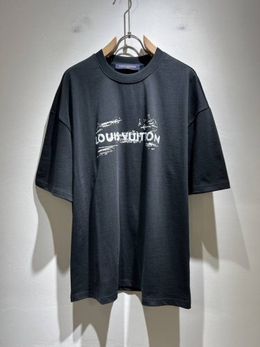 louisvuitt*路易*登 2025春夏全新系列单品上线，非常时髦前卫的一款男女同款短袖T恤，标识Logo图案印花修饰！区别于以往的不同，宣示品牌传承多年的