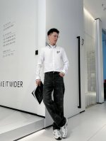 路易威登 专柜最新春款男士必备款衬衫 100%天然棉 舒服透气 原单狠货 原版面料 柔软舒适 上身高端又奢华 足够场面的档次 这款衬衫无不骄傲的让你满意有面子