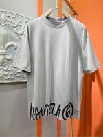 马吉拉 2025春夏新款短袖T恤！走秀图案时尚休闲短袖T恤衫！设计Logo设计！极具设计精选客供面料，手感柔软亲肤，着身舒适透气性都无法挑剔，实物绝对会让你爱不