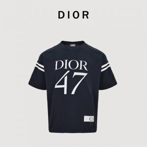 dior 迪奥 25Ss Cd47字母印花短袖 面料采用21支双精梳紧密纺纱 洗后310克加密平纹布 运用进口防掉色活性染料对板定染对色 袖口织带采用提花罗纹横