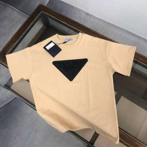 100Pra*Da 普拉达 24Ss专柜同款圆领短袖T～定制棉质面料～ 厚板立体！衣服偏厚使整体高透气和柔软性的质感更加凸显，饱满的棉质感引起极度舒适。高端人士