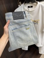 主推 Fendi 独家专供新款芬迪潮男时尚休闲牛仔裤，高端欧版原单裤子，潮流时尚休闲裤子 透气舒适度高，细节无可挑剔，品牌元素设计理念，体现高品质。呈现休闲裁剪