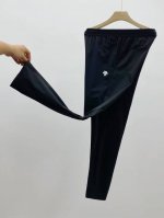 迪桑特Descente50新款棉感速干运动裤 家人们，运动人的衣柜里总要有一条迪桑特的基础款棉感速干运动裤吧 它的立体剪裁简直是神来之笔，完美贴合身体曲线，无论