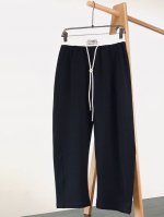 maison Margiela Mm6 马丁马吉拉 时尚休闲卫裤简直太牛了！！！ 既能日常休闲穿，又能通勤，还能运动户外穿，单款多穿，实用性超强！！！ 而且它的