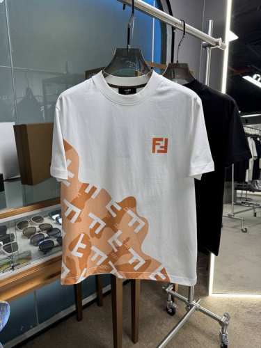 Fd 高定面料 玉蚕丝般的丝滑 2025春夏新品上市，时尚经典圆领短袖时尚单品设计，更加时尚舒适，高标准定制，上身非常有型，胸前品牌经典Logo 图案 客供辅料