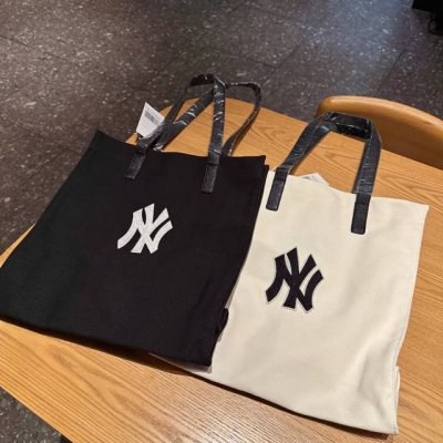 Mlb帆布潮流托特包简约黑白两色～面料很厚实、很有质感，日常背绝绝子、通勤和上学都能背、简约风格Mlb洋基队简约百搭休闲单肩包、Ny大容量运动托特包女士户外便携