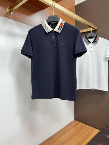 古奇 2025夏季经典的Polo领设计，搭配简洁的单排扣，线条利落流畅，巧妙修饰颈部线条，彰显优雅绅士格调。左胸处精致的品牌标识，采用无痕压胶工艺，细腻而平整，