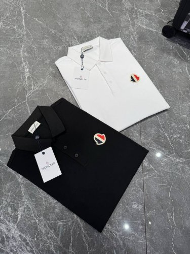 Moncler 蒙口家经典polo衫.！丝光珠地棉面料打造，胸口经典小帽子绣花点缀.纯色干净搭配.简约大方时尚！ 颜色：白色.黑色. 码数：M-4Xl 修身版型