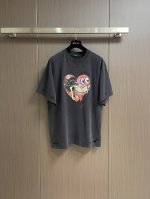 amiri 2025Ss夏季新款卡通Logo印花圆领短袖T恤 数码直喷印花洗水宽松版T恤 采用300克重面料 采用新疆长绒棉 克 面料颜色定制定染 不缩水不退色