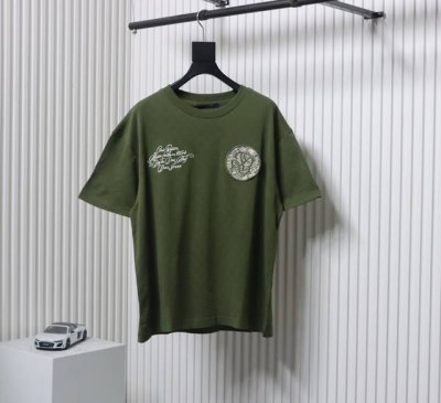 Louis Vuitton 路易威登 25Ss 珠地棋盘格刺绣短袖 第一时间原版购入开发，本款珠地棉T恤为全幅Damier提花融入柔软肌理和雅致色调，于胸前点缀