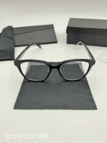 dior 迪奥眼镜框素颜框 配全套包装 货号：款219-Cd2B 被权志龙带火的眼镜太适合素颜啦，实至名归断货王！今年这么流行必须安排上呀 可盐可甜温柔小姐姐风