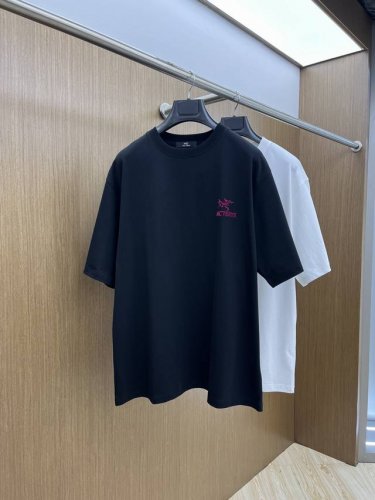 新款 Arc 2540Fw春夏新品圆领打底外穿T恤，立体感Logo微廓形半袖活性纯棉打底T恤，棉，手感面糯有骨感，柔而有韧性。工艺处理，韧性和抗皱性能得到大幅度