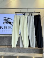 B Br 巴宝莉刺绣针织短裤 几条短裤是夏日常备，但即使穿短裤也要有品，不能掉品味！这款就是你们的最佳选择，珍珠吊坠饰，时髦藏在小细节里面，应该会是你这个夏天最