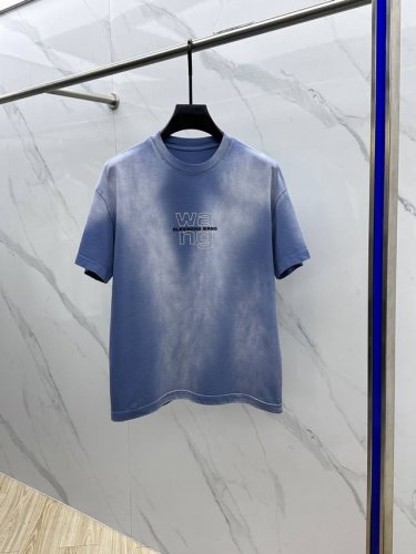 Wang*大王 2025Fw春夏新品圆领打底外穿T恤，立体感Logo常规半袖纯棉打底T恤，棉，手感面糯有骨感，柔而有韧性。工艺处理，韧性和抗皱性能得到大幅度提高