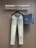 p270Kiton 2025Ss非常百搭通勤的一款牛仔裤，纯棉面料制作，好穿贵气又易于搭配的纯色款， 短袖等都可以轻松拿捏的造型搭配！贴身穿着亲肤不扎人，上身舒