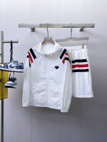 普拉达 2025夏季防晒衣套装，采用进口轻尼龙科技面料制作，3D印花上身柔软舒适，防风防雨防晒，并且超级轻盈！款式更是时尚有型，五金全部客供，拉链刻有专柜品牌L