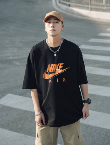 上新 标志Logo 化繁为简 Nike 耐克极简的设计转化为服装语言 就如这件基础短袖T恤 有着极其细腻的面料质感 平淡中无处不透入极简高级质感 简单 个性 品