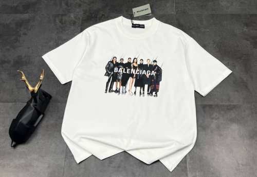 新款短袖上新：Balenciaga 2025夏季巴黎世家乐队人像数码喷印复古圆领短袖Oversized 版型男女同款，遮肉显瘦！胸前乐队人像立体的胶印，给人强烈