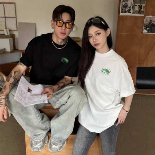 斯图西Stussy炫彩眼睛印花短袖百搭T恤短袖情侣款 面料：重磅双纱300G纯棉新疆长绒棉越洗越有质感穿上去不松垮不起球不掉色。 克重：绝对用料实打实300克