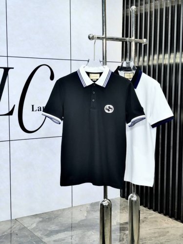 Gucci 2025春夏新款男士标识短袖polo衫 延续经典商务休闲翻领polo恤.该款polo衫采用丝光双面棉质珠地面料制成 隽永设计可跨越时尚潮流 经典款型