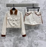 miumi*2025新品上架 拼接牛仔外套短裤套装 定制Yb进口斜纹全棉牛仔材质 酵素水洗工艺处理 不易掉色串色 领边后背袖口饰以棕色麋皮拼接设计 增添造型层次