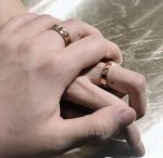 一个 Cartier卡地亚Love情侣款带钻戒指 卡地亚的经典代表之作，经典款更是永不过时 18K电镀稀有贵金属 内刻专柜钢印，永不褪色 配专柜全套包装 品质完