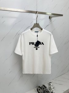 prada 2025春夏新款男士圆领短袖T恤 专柜同步售卖，高端品质 高版本 经典字母Logo设计 定制进口100%纯棉面料 手感柔软细腻 穿着亲肤舒适又透气，