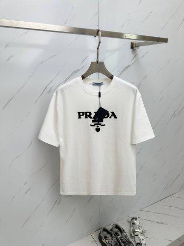 prada 2025春夏新款男士圆领短袖T恤 专柜同步售卖，高端品质 高版本 经典字母Logo设计 定制进口100%纯棉面料 手感柔软细腻 穿着亲肤舒适又透气，