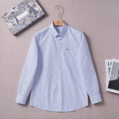 新品上市 Salvator*Fer*Agamo 菲拉25春夏时装款长袖衬衫！ 高端的时尚美学设计结合立体裁剪的版型，使穿着更具舒适性和观赏性。 面料甄选的顶级瑞