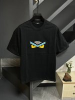 Fendi 芬迪25S新款情侣圆领T恤！胸前新款3D立体刺绣.260G甄选100%纯棉质感.棉质饱满富有弹性.秉持着对细节追求 图案也是经典！饱满清晰有质感.面