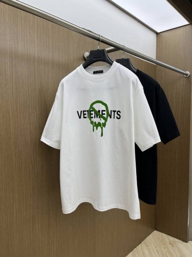 Ver 2540Fw春夏新品圆领打底外穿T恤，立体感Logo微廓形半袖活性纯棉打底T恤，棉，手感面糯有骨感，柔而有韧性。工艺处理，韧性和抗皱性能得到大幅度提高。