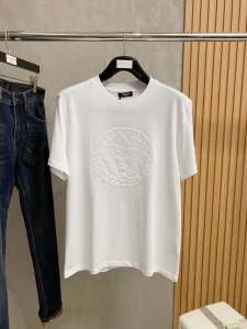 范思*Versace 25Ss春夏新款首发专柜最新款短袖圆领T恤 高端订制 设计前卫时尚 品牌Logo重工艺设计 高端定制240克面料.手感柔软.穿着舒适.专柜