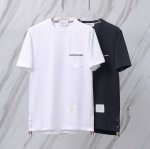 货号：T01 Tb口袋织带平纹圆领T恤 Thom Browne 汤姆布朗.Tb口袋织带夏季前短后长 新款口袋织带款T恤现货出 面料采用220克平纹面料 成分百分