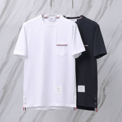 货号：T01 Tb口袋织带平纹圆领T恤 Thom Browne 汤姆布朗.Tb口袋织带夏季前短后长 新款口袋织带款T恤现货出 面料采用220克平纹面料 成分百分