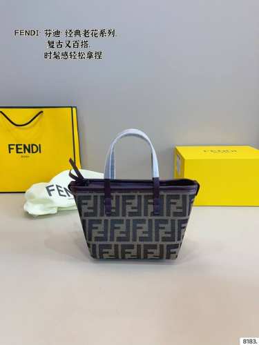 配礼盒 Fendi 芬迪 中古小购物袋. 小巧的设计.容量又很可. 可爱又又气质.高级满满 深深被它的颜值吸引 尺寸：15*11*13Cm
