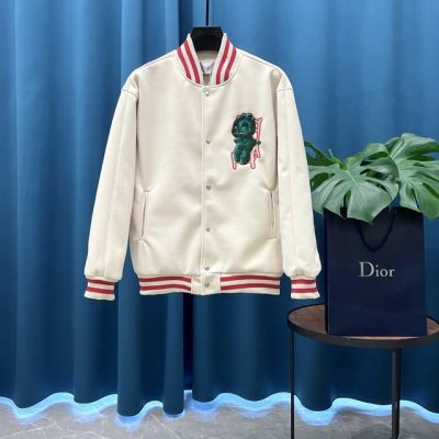 Dior迪奥 走秀款小恐龙棒球服外套夹克 订购原版开模 历时一个月终于出货了，简直太爱了 上身真的超级帅。随意翻翻街拍 就能发现明星们都把它当作收藏级的外套，男